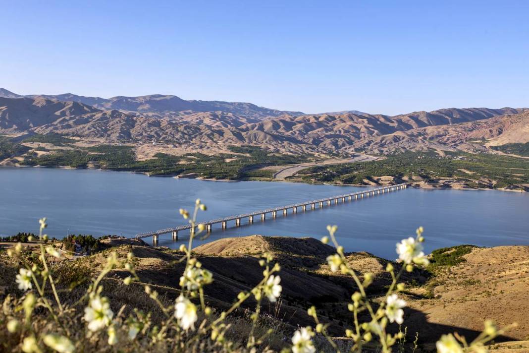 Gün batımı mı, tren mi daha güzel? Bu köprüde ikisi de var! 1986'dan beri ayakta, Fırat'ın incisi 10